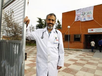 Jos&eacute; Luis Quintana, ante el centro de salud que dirige. / Luis Sevillano