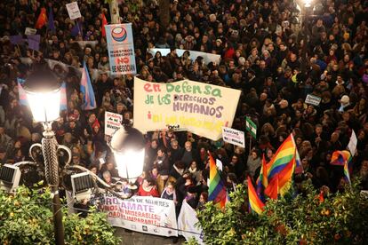 Manifestantes sostienen un cartel con el lema "En defensa de los derechos humanos. Ni un paso atras", en la Plaza Nueva de Sevilla.