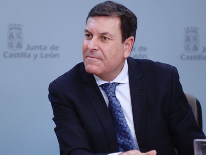 El portavoz y consejero de Economía, Carlos Fernández Carriedo, durante la rueda de prensa, este jueves en Valladolid.