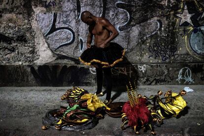 Un bailarín de la escuela de samba Revellers de Sao Clemente se prepara para salir al Sambódromo de Río de Janeiro, Brasil.