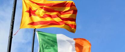 Una estelada junto a la bandera nacional irlandesa frente a un monumento a la Rep&uacute;blica en Belfast, en Irlanda del norte. 