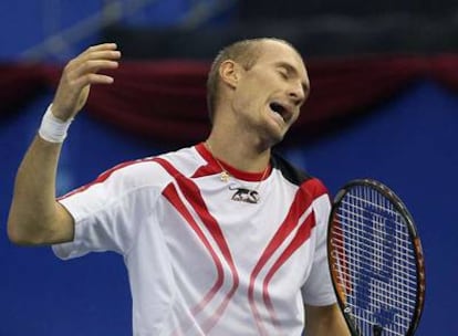 Davydenko se lamenta tras fallar un golpe ante Cilic.