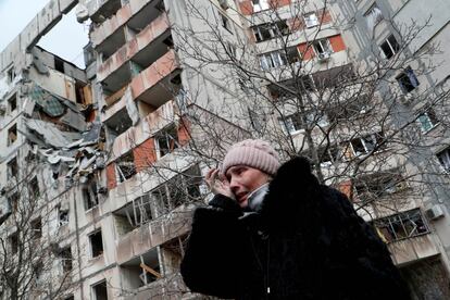 Una mujer junto a un edificio destruido en Mariupol (Ucrania), el 17 de marzo pasado.