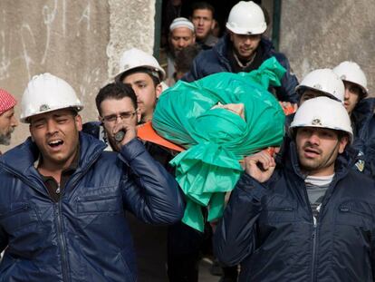 Un grupo de &#039;cascos blancos&#039; llevan a un compa&ntilde;ero muerto durante su funeral en Duma (Siria), en 2015.