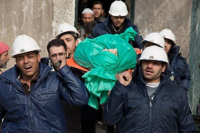 Un grupo de &#039;cascos blancos&#039; llevan a un compa&ntilde;ero muerto durante su funeral en Duma (Siria), en 2015.