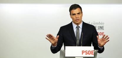 El secretario general del PSOE y candidato a la presidencia del Gobierno, Pedro Sánchez,durante la rueda de prensa ofrecida en la sede de Ferraz tras la reunión de la Comisión Permanente de su partido, en la que se han analizado los resultados electorales de las elecciones autonómicas de Cataluña.