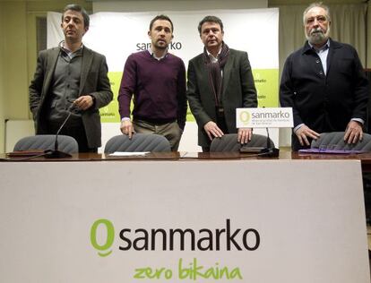 Desde la izquierda, Aitor Kerejeta, Denis Itxaso, José Antonio Santano y Arcadio Benitez, en la sede de la mancomunidad de San Marcos.