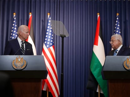 Joe Biden (izquierda) y Mahmud Abbas, este viernes en Belén.