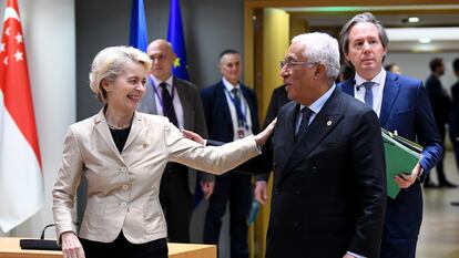 Ursula Von der Leyen y António Costa se saludan en una reunión en Bruselas