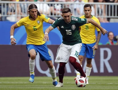 Filipe Luis (esquerda), do Brasil, pressiona o jogador mexicano Héctor Herrera.