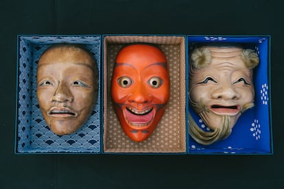 Algunas de las máscaras japonesas que ha elaborado el equipo de Arte para la serie 'Cuando nadie nos ve'.