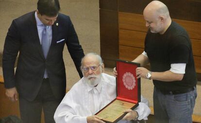 El artista y activista Joel Filártiga, durante un homenaje en el Congreso paraguayo en noviembre de 2018.