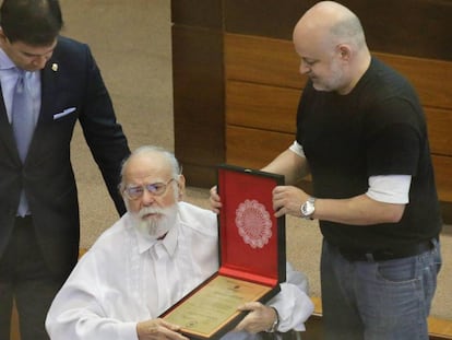 El artista y activista Joel Filártiga, durante un homenaje en el Congreso paraguayo en noviembre de 2018.