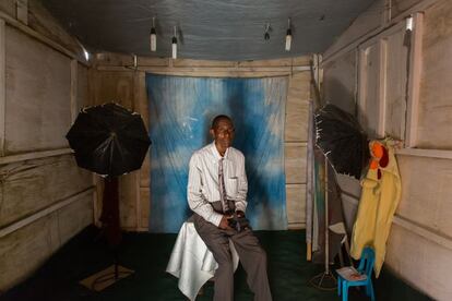 El fotógrafo de la comunidad de Onaville (Haití) posa en su estudio sujetando la Biblia. La comunidad no tiene energía eléctrica durante el día por lo que normalmente no puede abrir su negocio más que algunas noches cuando algún cliente puede sufragar los costes del revelado, muy altos para la mayoría de ellos. Él me comentaba que el negocio apenas era rentable, pero muestra cómo tratan de salir adelante tras la catástrofe.