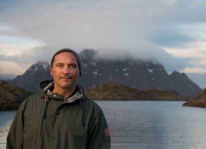 El escritor noruego Morten A. Stroksnes, en el Vestfjorden.