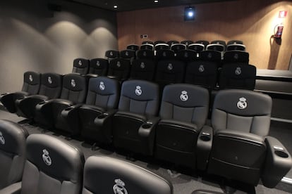 Los jugadores pueden disfrutar de una sala de cine dentro de las intalaciones.