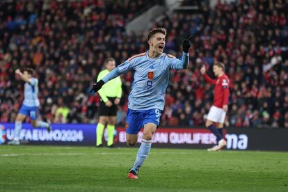 Gavi celebra el gol a Noruega que dio a España en Oslo la clasificación para la Eurocopa 2024.