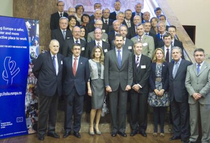 Los Príncipes de Asturias, ayer con los directores de las agencias y los políticos presentes en el acto.