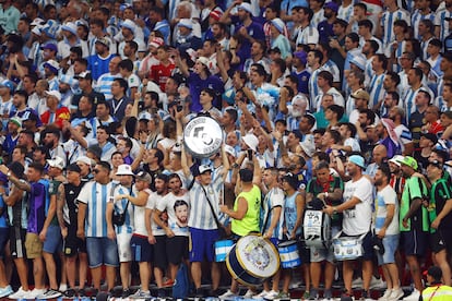 La hinchada argentina anima a su selección en el estadio Ahmad bin Ali de Doha.