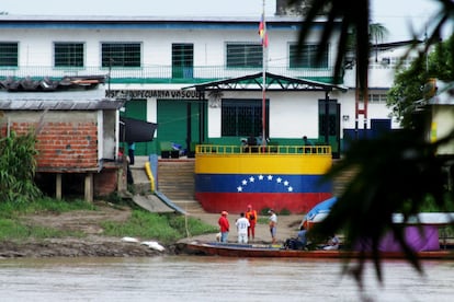 Migrantes intentan cruzar en barca desde el pueblo venezolano de La Victoria, hasta Arauquita, localidad fronteriza colombiana