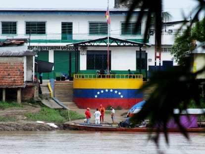 Migrantes intentan cruzar en barca desde el pueblo venezolano de La Victoria, hasta Arauquita, localidad fronteriza colombiana