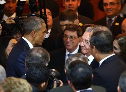 Momento em que Obama e Castro apertam as mãos.