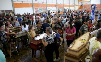 Familiares de las vctimas, durante el funeral celebrado en un polideportivo de Santa Mara.