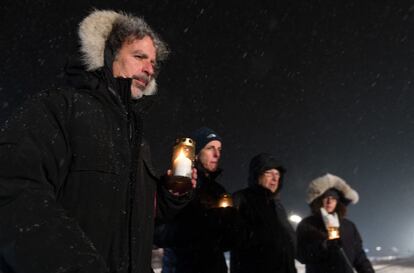 Familiares y supervivientes del campo de Auschwitz portan velas durante la ceremonia de hoy