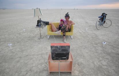 Dos participantes del festival Burning Man, frente a la Playa TV, en el desierto de Black Rock, Nevada (EE UU). 