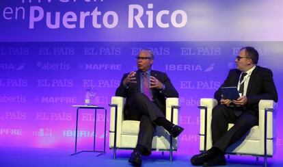 Alberto Bacó Bagué charla con Miguel Jiménez en el foro "Invertir en Puerto Rico" en Madrid, el 23 de noviembre de 2015.