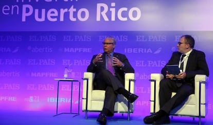 Alberto Bacó Bagué charla con Miguel Jiménez en el foro "Invertir en Puerto Rico" en Madrid, el 23 de noviembre de 2015.