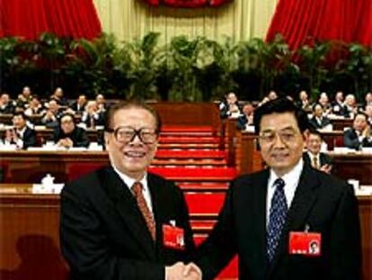 El nuevo presidente chino, Hu Jintao (derecha), con su antecesor, Jiang Zemin.