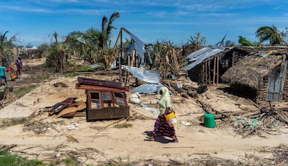 Una mujer camina junto a unas casas destrozadas por el ciclón Kenneth el pasado 13 de mayo en la localidad de Guludo de la isla de Ibo, en Mozambique. 