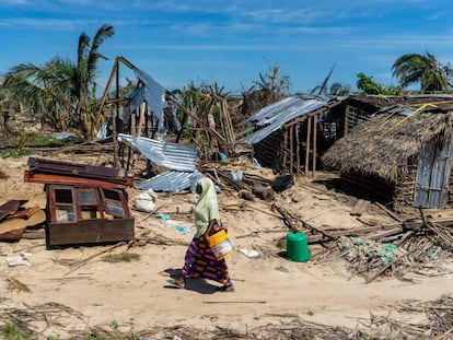 Una mujer camina junto a unas casas destrozadas por el ciclón Kenneth el pasado 13 de mayo en la localidad de Guludo de la isla de Ibo, en Mozambique. 