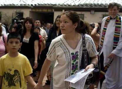 Elvira Arellano camina junto con su hijo Saúl, de ocho años, el domingo en Los Ángeles.