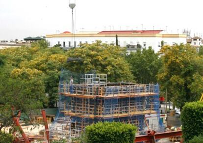 Estado de las obras de la biblioteca universitaria de El Prado de Sevilla tras ordenarse su paralización.