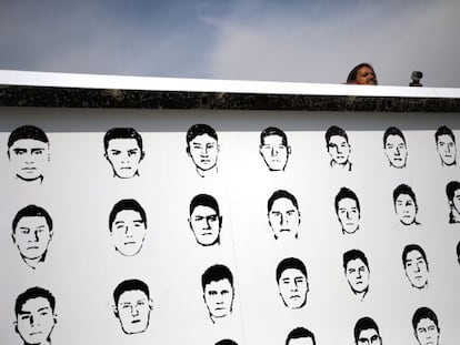 Miembros de Amnist&iacute;a Internacional colocan unmural con el rostro de los desaparecidos en Iguala (Guerrero, sur de M&eacute;xico). 