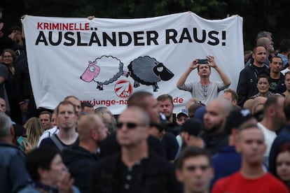 Pancarta xenófoba en una manifestación de extrema derecha con la frase "delincuentes extranjeros fuera", en Chemnitz (Alemania).