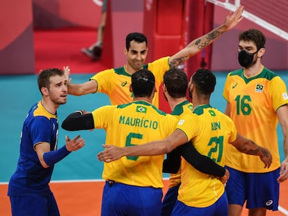 Brasileiros do vôlei comemoram ponto sobre a Tunísia na estreia.