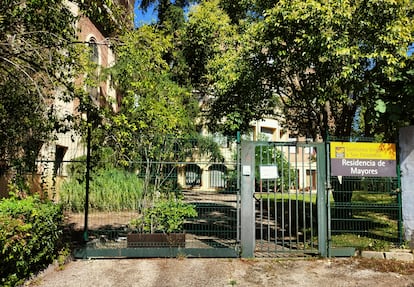 Una puerta de acceso a la residencia de mayores.