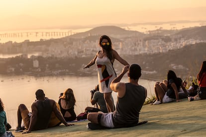 Puesta de sol en el parque de la ciudad de Niteroi, Brasil