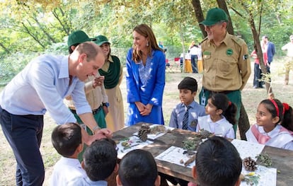 El martes por la mañana, Guillermo y Kate visitaron el Parque Nacional de las Colinas de Margalla. Mientras Guillermo vestía camisa y pantalón, Kate optó por un 'salwar kameez', la túnica clásica pakistaní, elaborada en seda azul y confeccionada a medida.