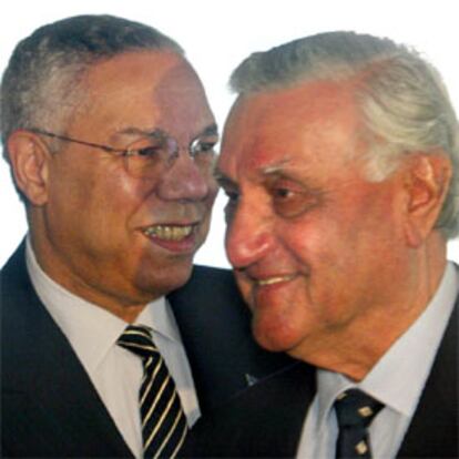 Powell (izqda), en Ginebra junto al líder de la oposición iraquí Adnan Pachachi.