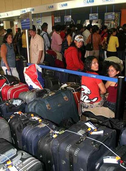 Bolivianos esperan noticias de su vuelo en el aeropuerto de Santa Cruz.