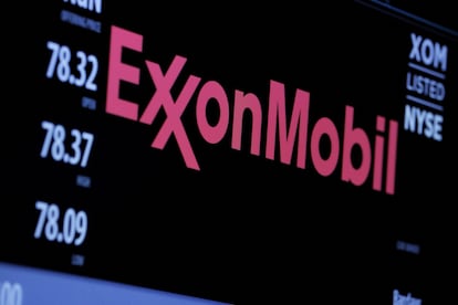 El logo de Exxon Mobil, en un monitor del parqué de la Bolsa de Nueva York, en una imagen de archivo.