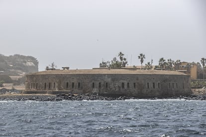Vista general de Goree Island (Dakar, Senegal). Esta isla fue el centro del comercio de esclavos de África a América y Europa hace dos siglos. Actualmente está protegida por la UNESCO, atrae a miles de turistas y es conocida como la "Isla de la Vergüenza". 