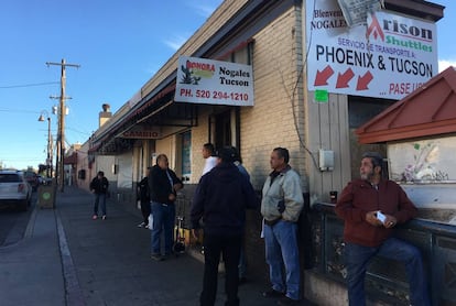 La compañía de transportes Arison Shuttle, esperando clientes el miércoles por la mañana en Nogales.