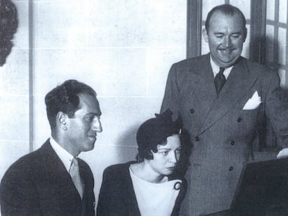 De izquierda a derecha, George Gershwin, la pianista Dana Suesse y Paul Whiteman, en octubre de 1932.