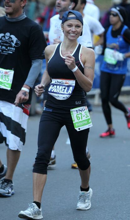 La actriz Pamela Anderson sonríe a los fotógrafos que la vieron durante el maratón de Nueva York de 2013.