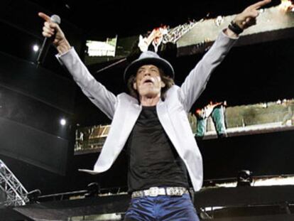 Mick Jagger demostró encontrarse en su habitual buena forma la madrugada de ayer en el Fenway Park de Boston, donde arrancó la nueva gira de los legendarios Rolling Stones.